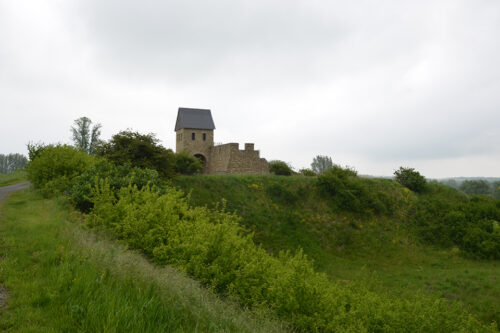 Werla with the rebuilt gatehouse © Schousboe CCBYSA04