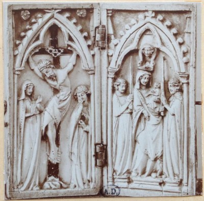 Crucifixion with the Virgin and saint John the Evangelist. © Bibliothèque des Arts décoratifs, Paris, Collection Maciet. Volume 325/13.