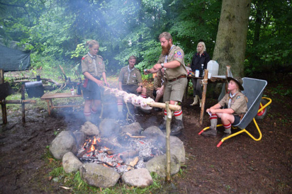 Kong Hardeknud Scouts roasting chicken in the medieval manner © Konghardeknudspejdere.dk