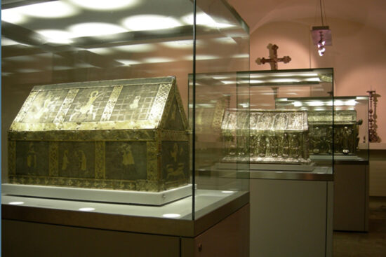 Treasury of the Basilica d'Agaune. Hall of treasures. © Christian Schule WEB