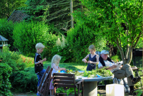 A modern day locus amoenus with children exploring and building nature © Schousboe