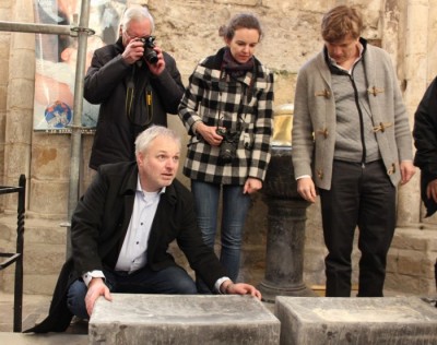 Professor Emeritus Per Holck, Ole Bjørn Fausa, Andaine Seguin Orlando and Sturla Ellingvåg at the opening of the graves. © Samlerhuset