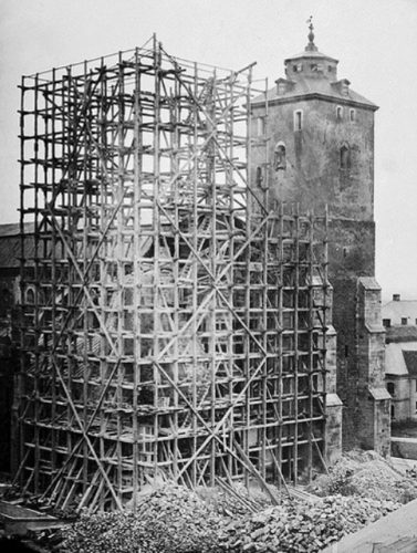 Pulling down the medieval towers of the medieval Cathedral in Lund